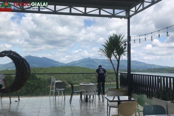 Ánh Quang Vegan Restaurant & Coffee Pleiku – Quán Cà Phê View Biển Hồ Săn Mây Tại Gia Lai