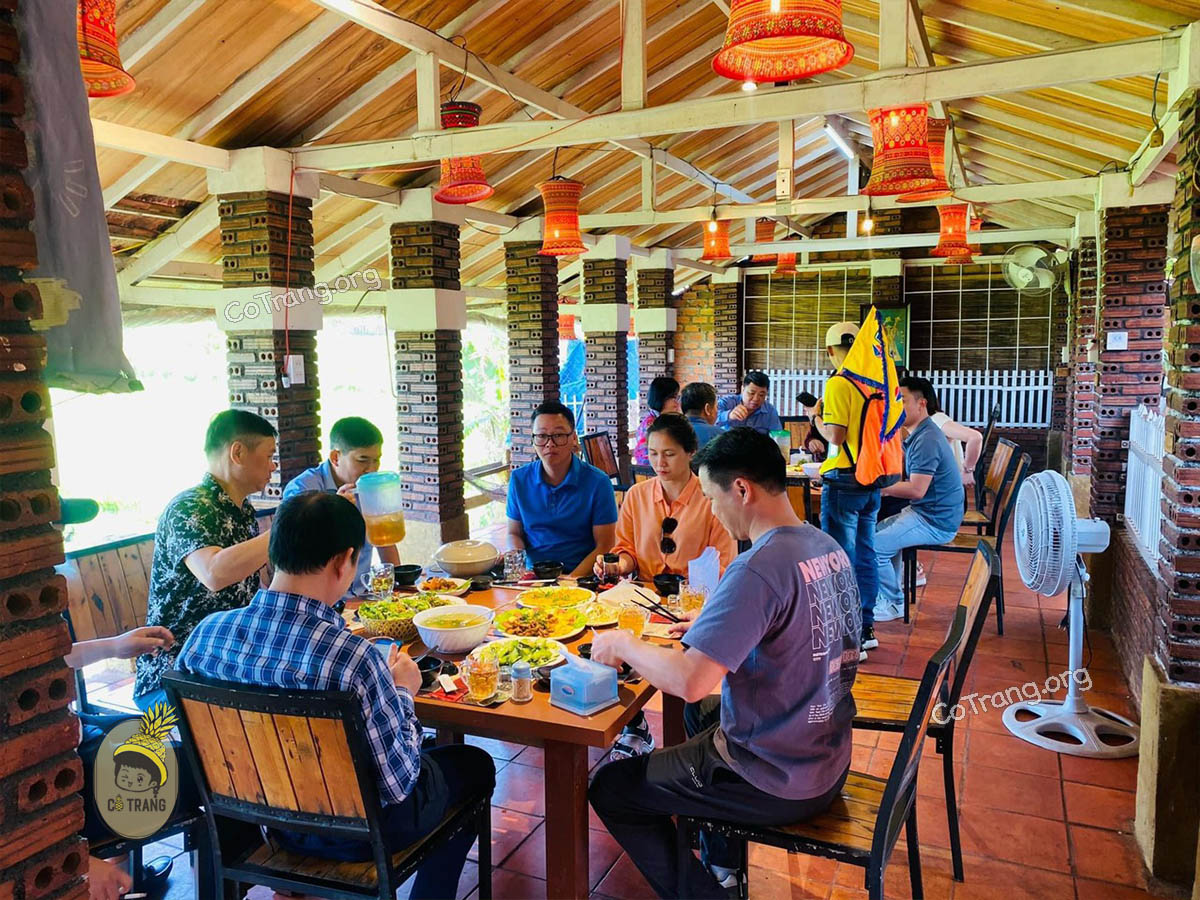 Quán Nhà Tôi Pleiku – Ẩm Thực Sân Vườn & Hồ Cá Sinh Thái